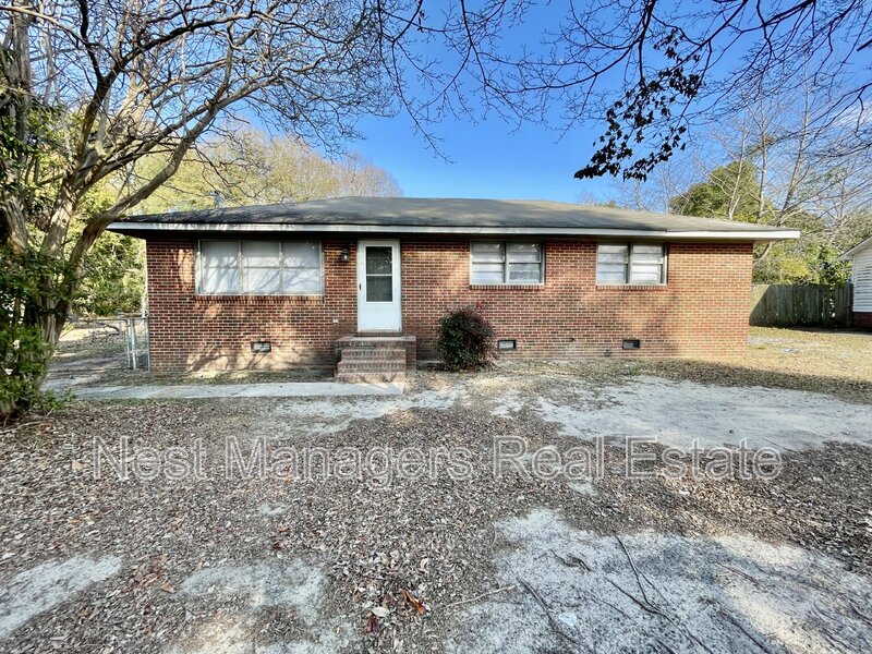 Fayetteville House: 1929 Crestview Drive