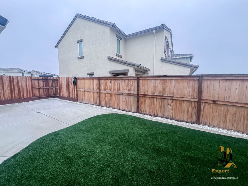 Roseville House: 2081 Blue Star Dr