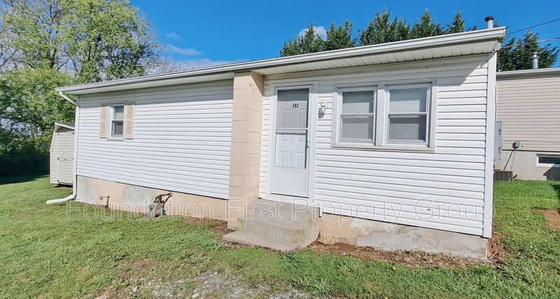 Dallastown House: 392 W Cherry Lane