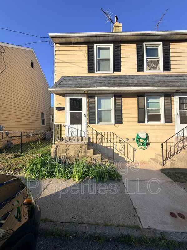 Marcus Hook Townhome: 800-818 Main St