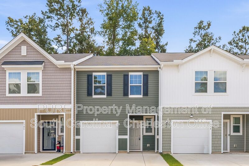 Summerville House: 1305 Scarlett Maple St