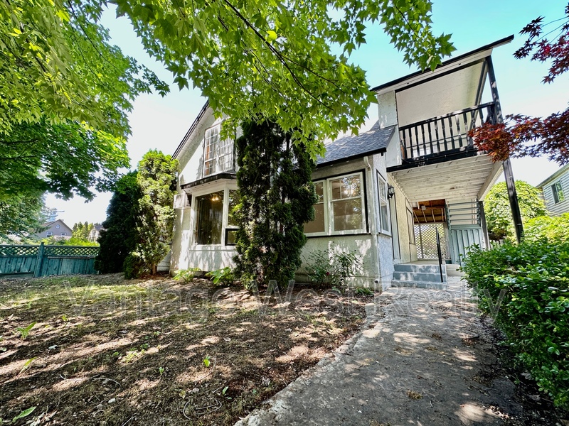 Kelowna House: 840 Bernard Ave
