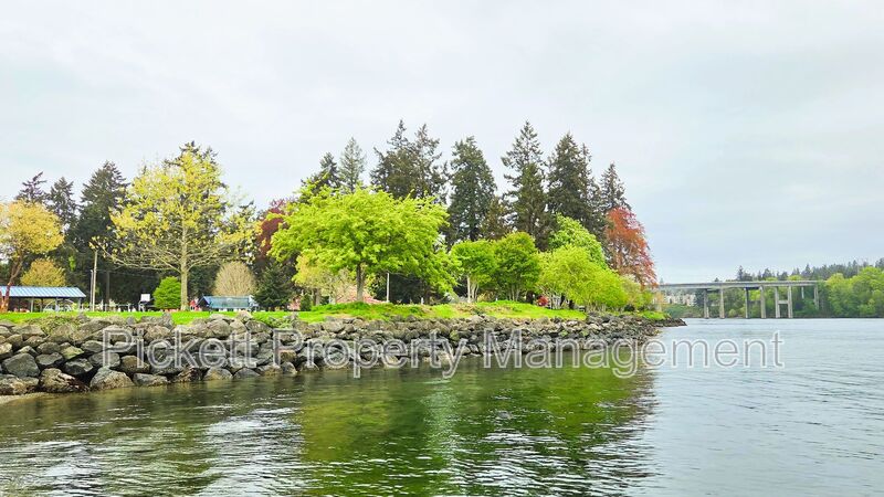 Bremerton House: 1120 Cogean Ave