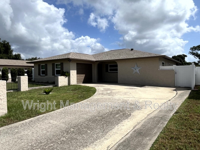 Tarpon Springs House: 1403 Stonehaven Way