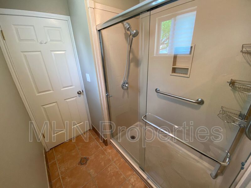 UNIQUE 2 bed/2.5 bath/2car garage urban abode in Historic Monte Vista, minutes from Pearl, Downtown, and St. Mary's! - Photo 29