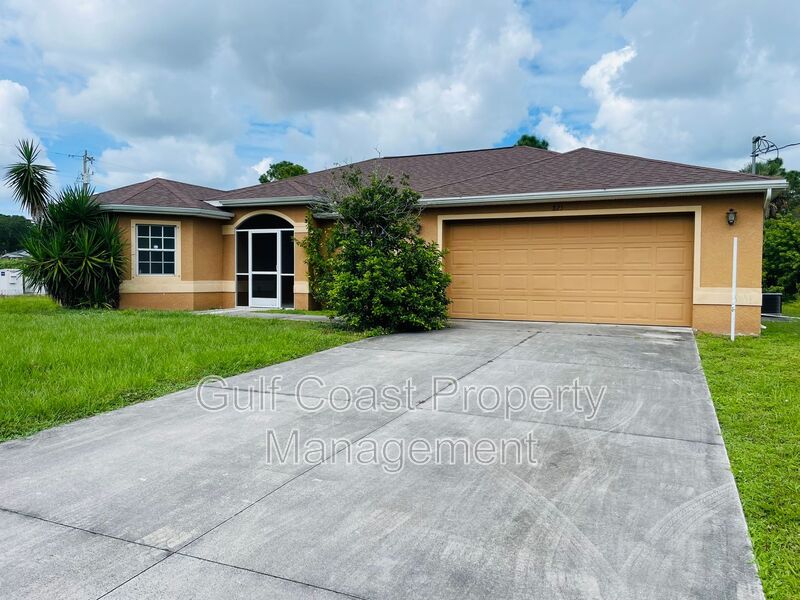 Lehigh Acres House: 825 Sunrise Blvd
