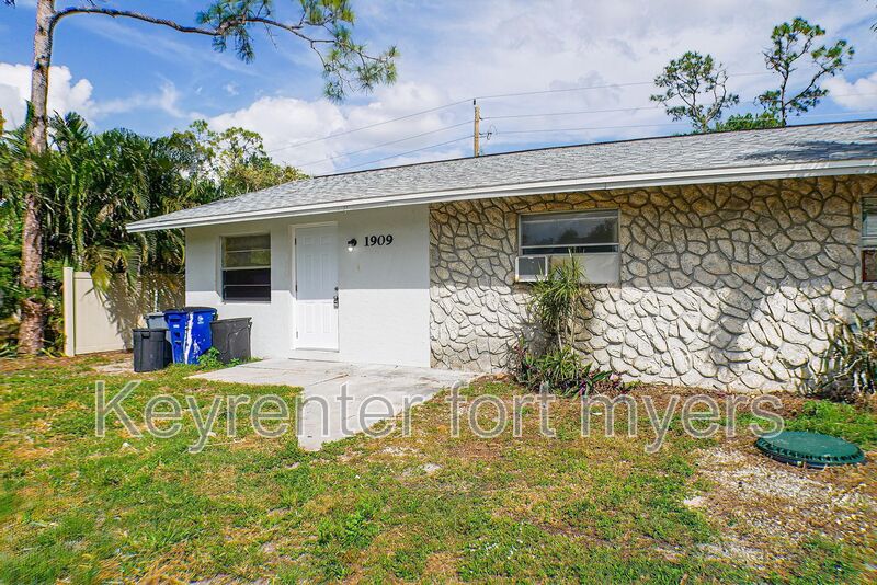 Fort Myers House: 19091 Holly Road