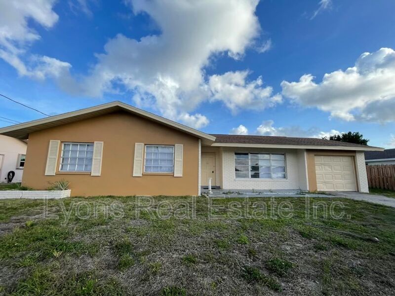Cape Coral House: 1304 SE 31st Ter