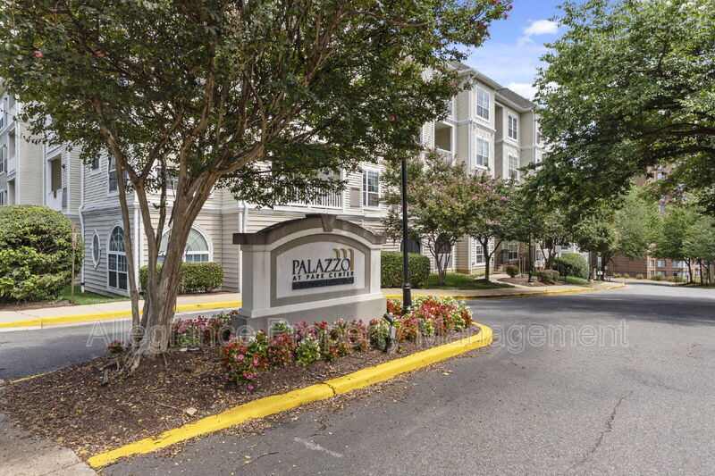 Alexandria House: 4560 Strutfield Lane