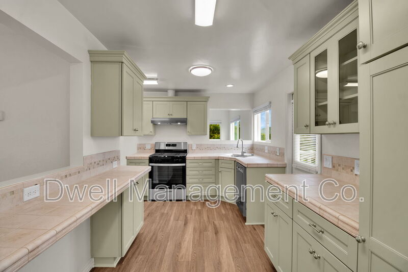 Lakeside House: 8841 Almond Rd