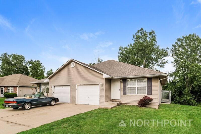 Grain Valley House: 412 NW Woodbury Dr