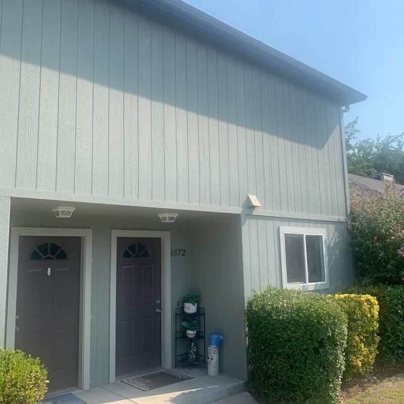 Grants Pass Townhome: 1872 NE Fairview Ave