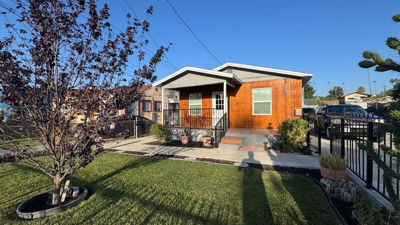 Los Angeles House: 3501-3503 1/2 Lifur Ave