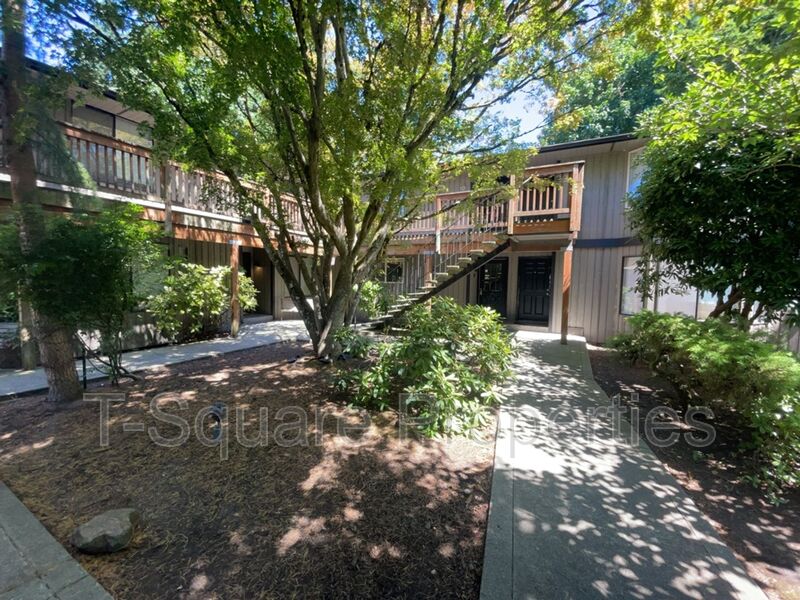 Everett House: 7125 Rainier Dr