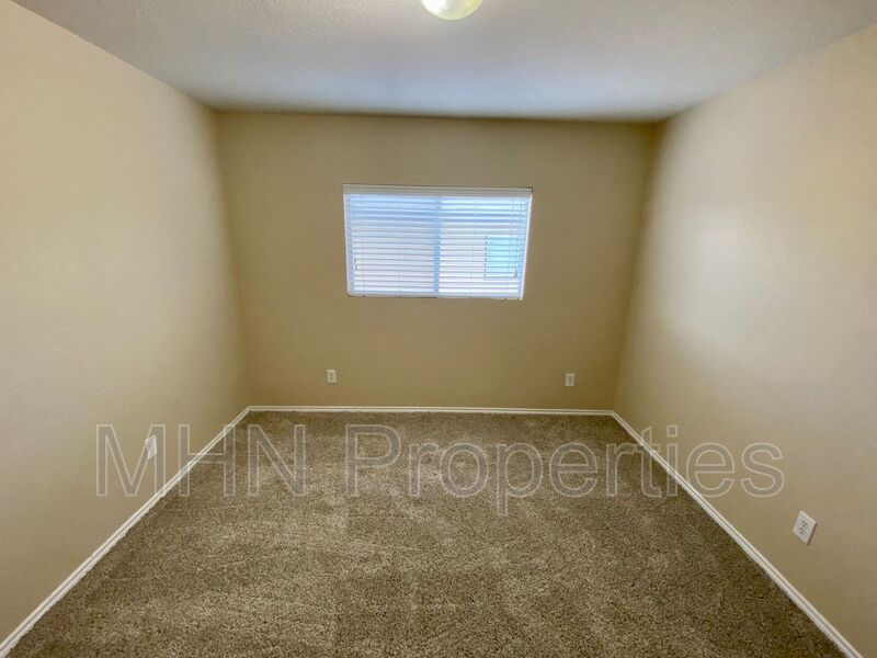Perfectly located, 4 bed//2.5 bath, off IH-10 and just minutes from USAA, UTSA, and the Medical Center! - Photo 8