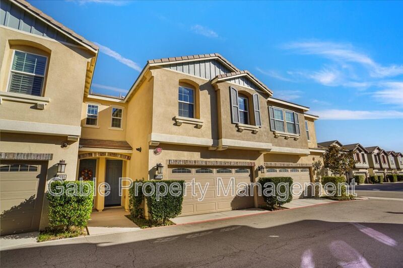 Santa Clarita Townhome: 22097 Barrington Way