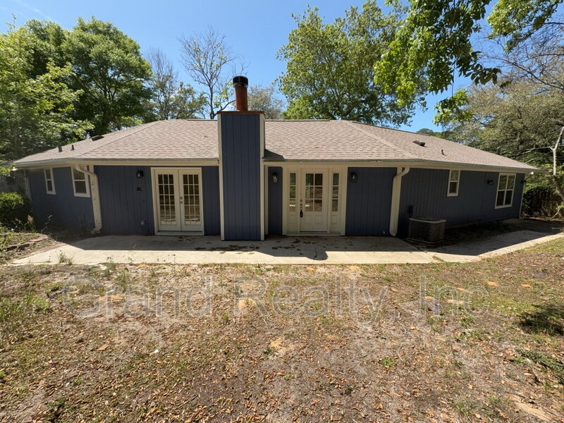 Navarre House: 7401 Bernadette Drive