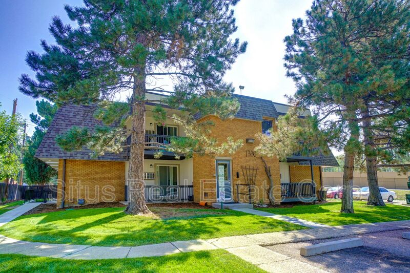 Lakewood House: 1330 Zephyr St.