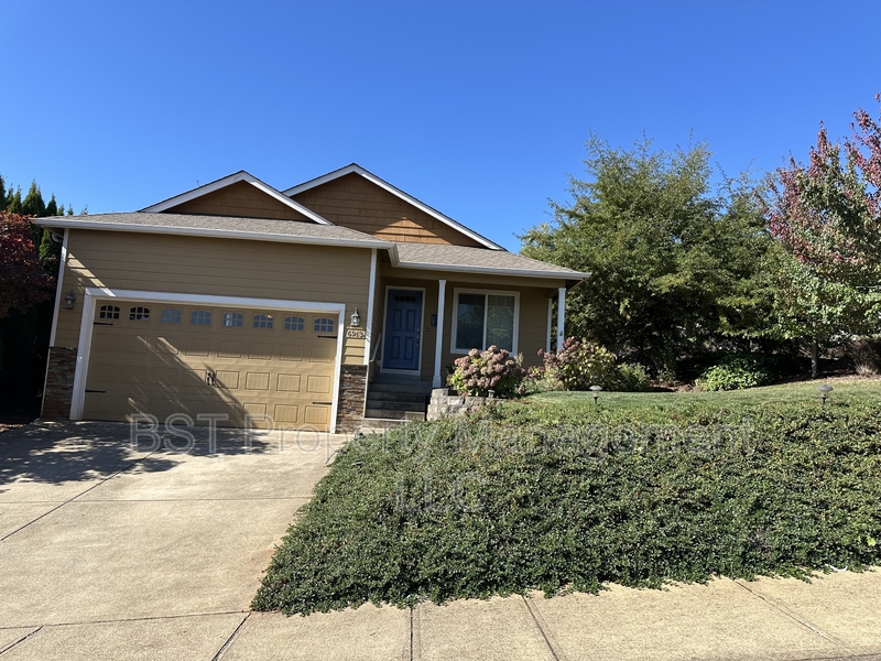 Salem House: 6913 Owl Dr SE
