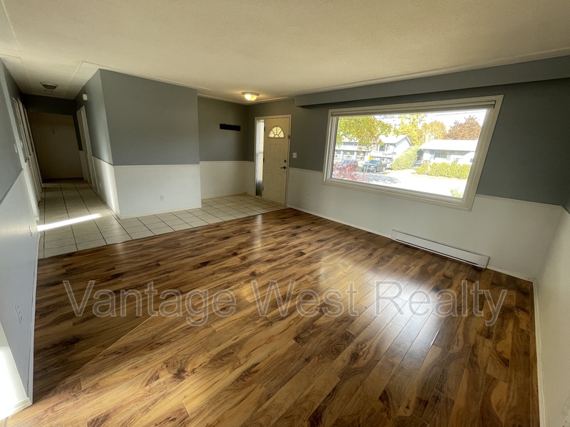 Kelowna House: 2433-A Sexsmith Rd