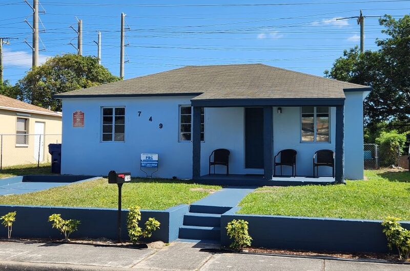 Riviera Beach House: 749 1st St