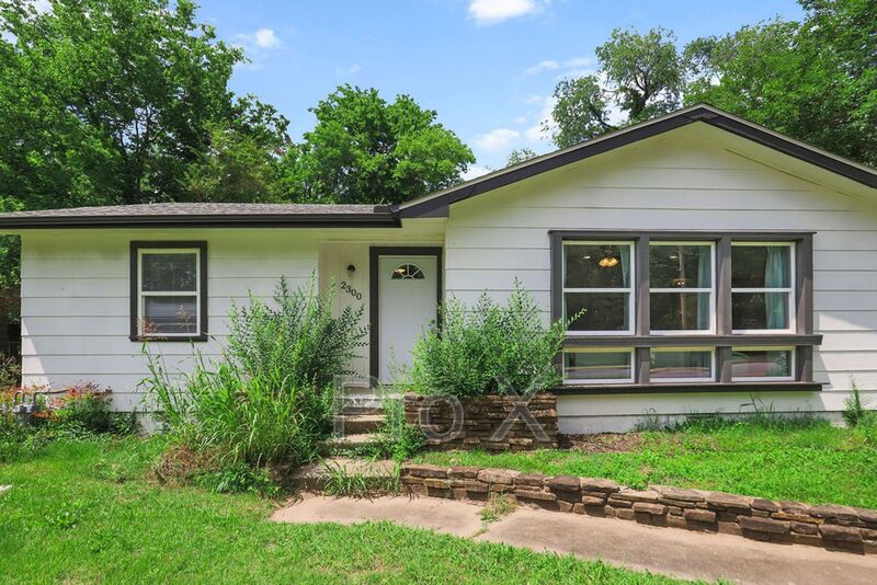 Fayetteville House: 2300 W Holly St