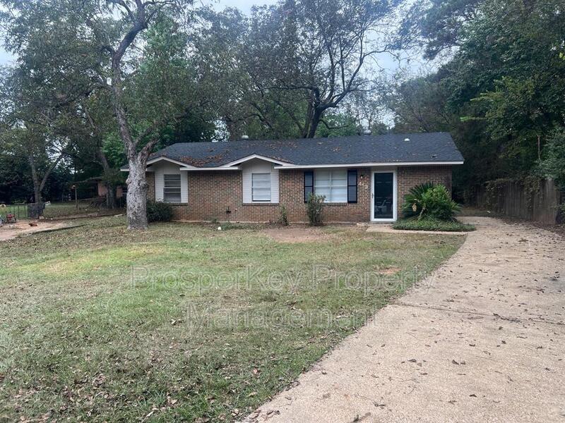 Montgomery House: 453 Pecan Tree Ct