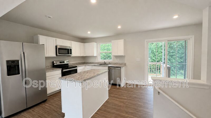 Charming 3-Bedroom Suffolk Home with Garage & Deck - Photo 2