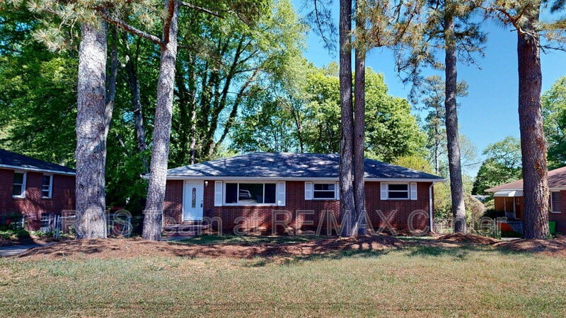 Marietta House: 8 Larose Dr SW