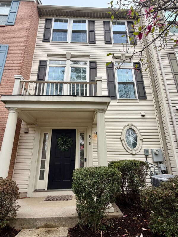 Alexandria House: 978 Harrison Circle