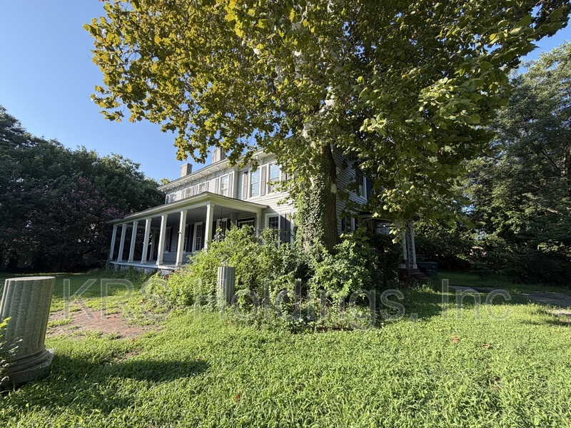 Hampton House: 125 S Willard Ave