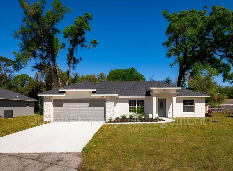 Debary House: 52 W Azalea Dr
