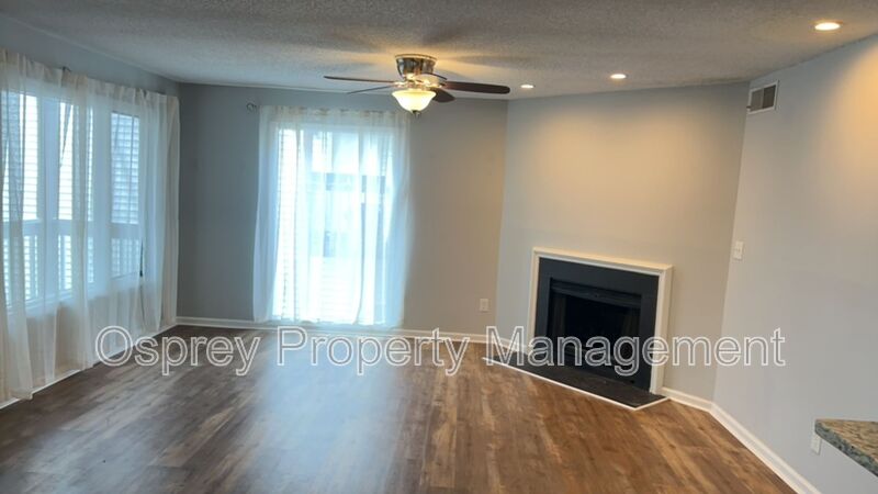 Introducing a charming condo located in the heart of Shore Drive ¨ASK ABOUT OUR ZERO DEPOSIT¨ - Photo 3