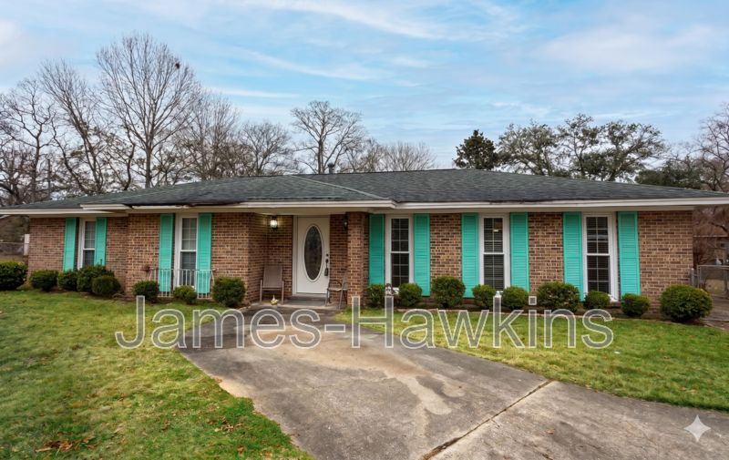 Montgomery House: 4748 Rainbow Curve