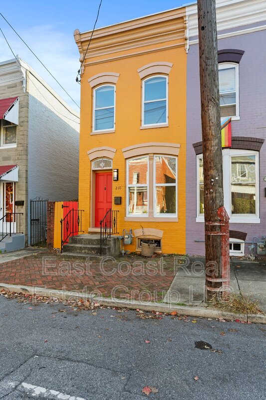 Frederick Townhome: 210 W South St