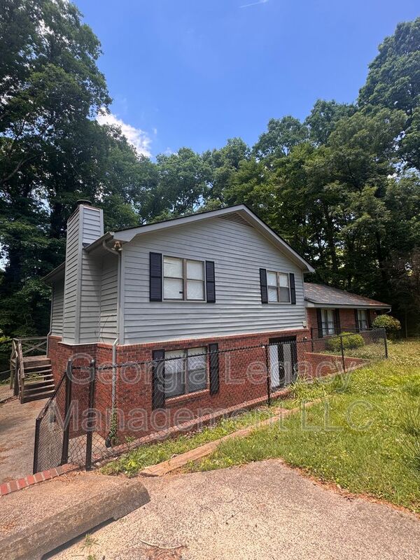 Athens House: 1122 Sweetwater Circle