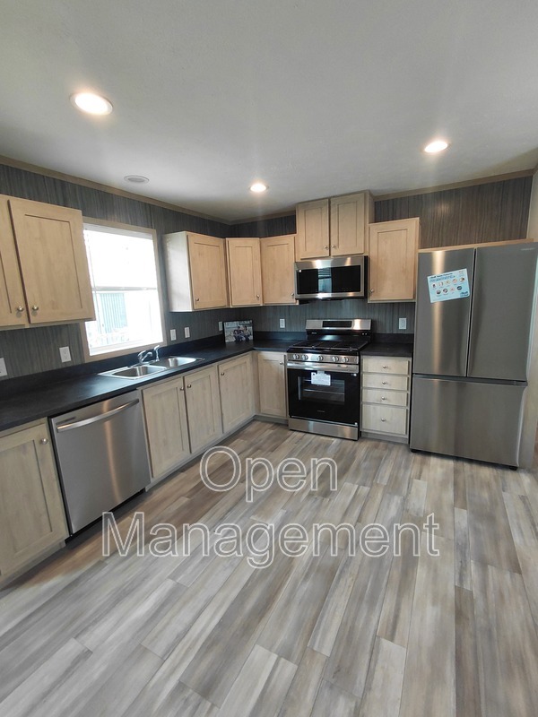 Jackson House: 301 Mantle Ave