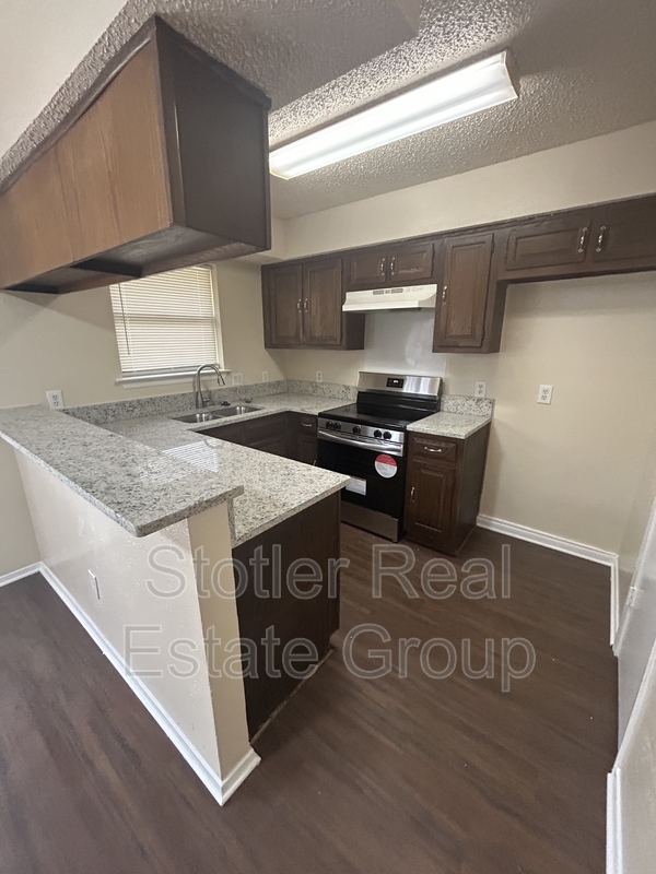 Cedar Hill House: 1105 Saturn Dr