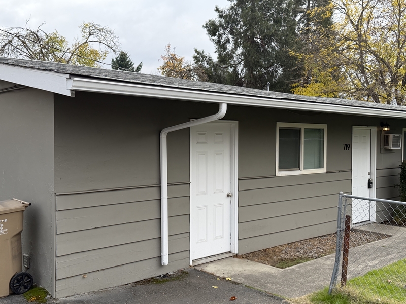Grants Pass Condo: 719 SW Bridge St
