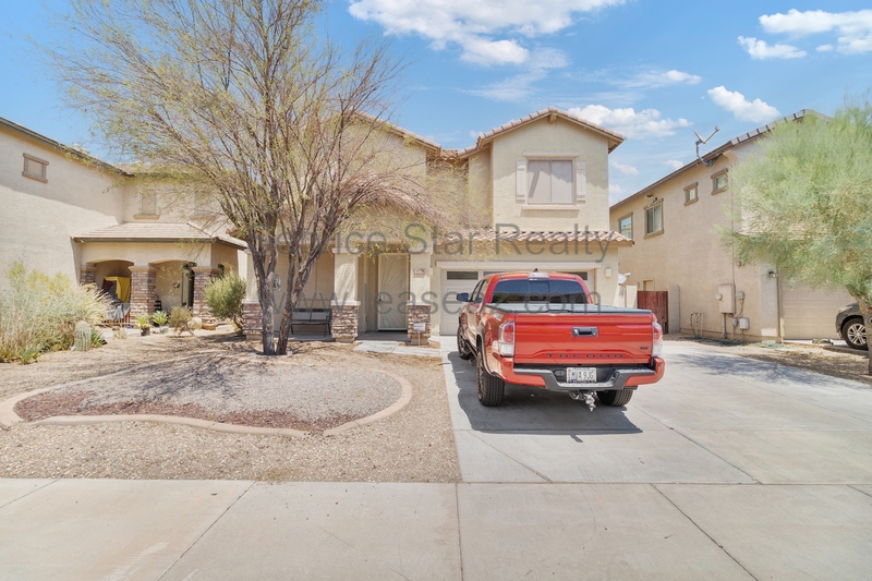 Avondale House: 978 E Corral St