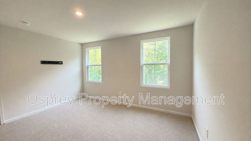 Charming 3-Bedroom Suffolk Home with Garage & Deck - Photo 15
