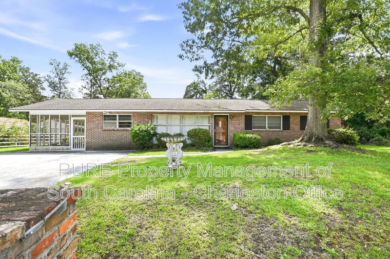 Charleston House: 628 Constant Dr