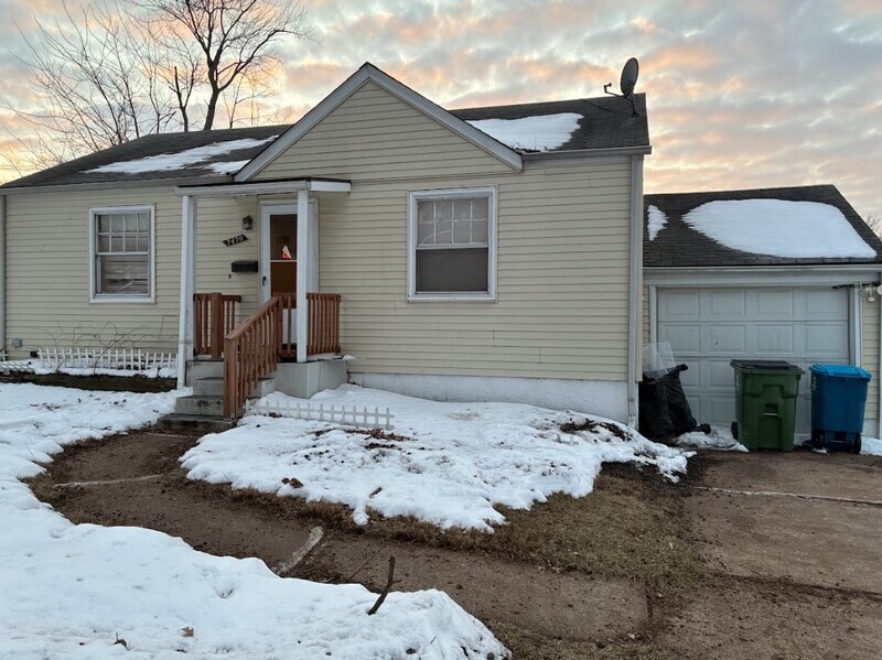 Saint Louis House: 7470 Sharon Dr