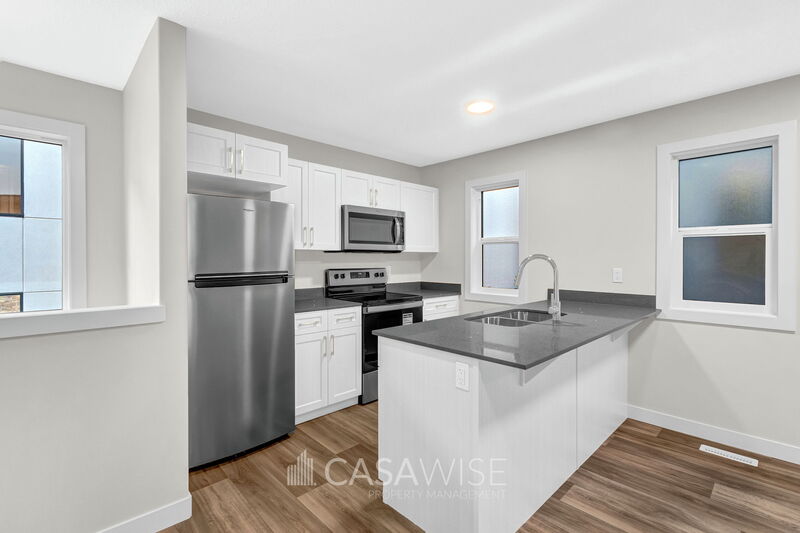 Edmonton House: 8075G Cedric Mah Road