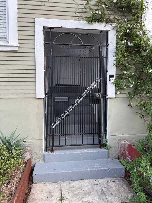 Oakland House: 1808 Filbert St