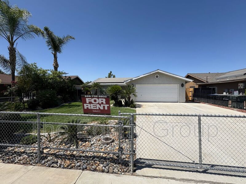 Visalia House: 744 West Buena Vista Ave