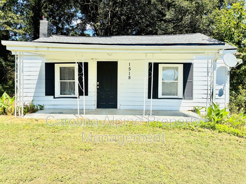 Gastonia House: 1518 Holly Leaf Ave