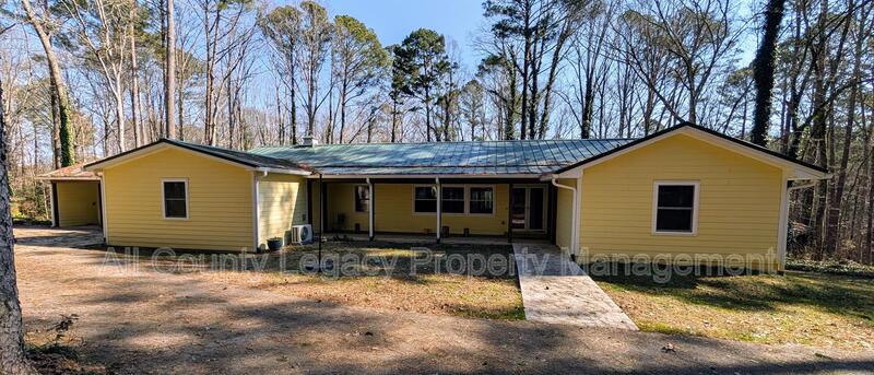 Loganville House: 5357 Highway 81