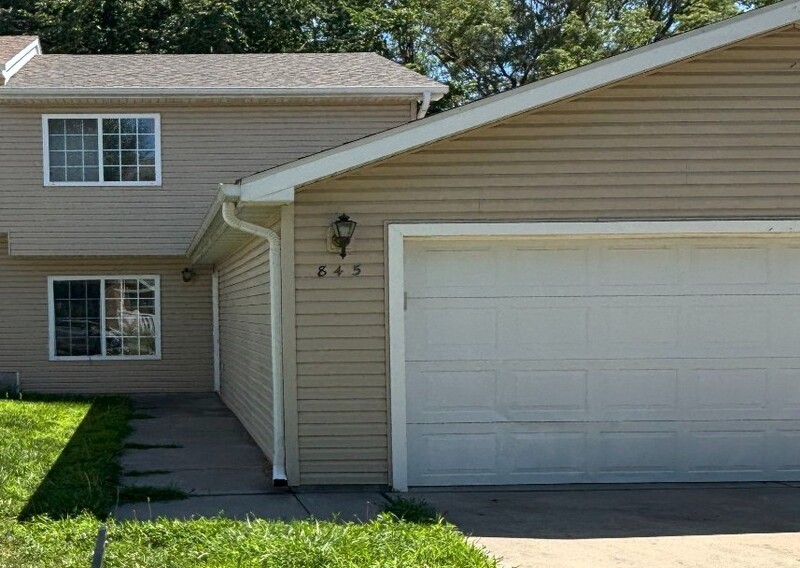 Lincoln Condo: 845 Hanneman Dr