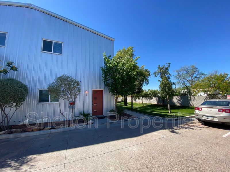 Phoenix House: 2121 W Hayward Ave Unit 2